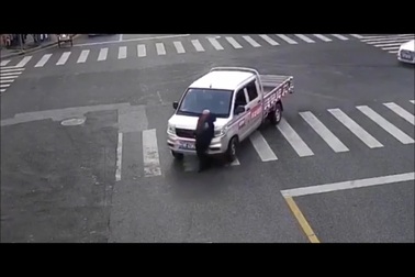 Thiếu tập trung, nữ tài xế cuốn người đi bộ vào gầm xe tải