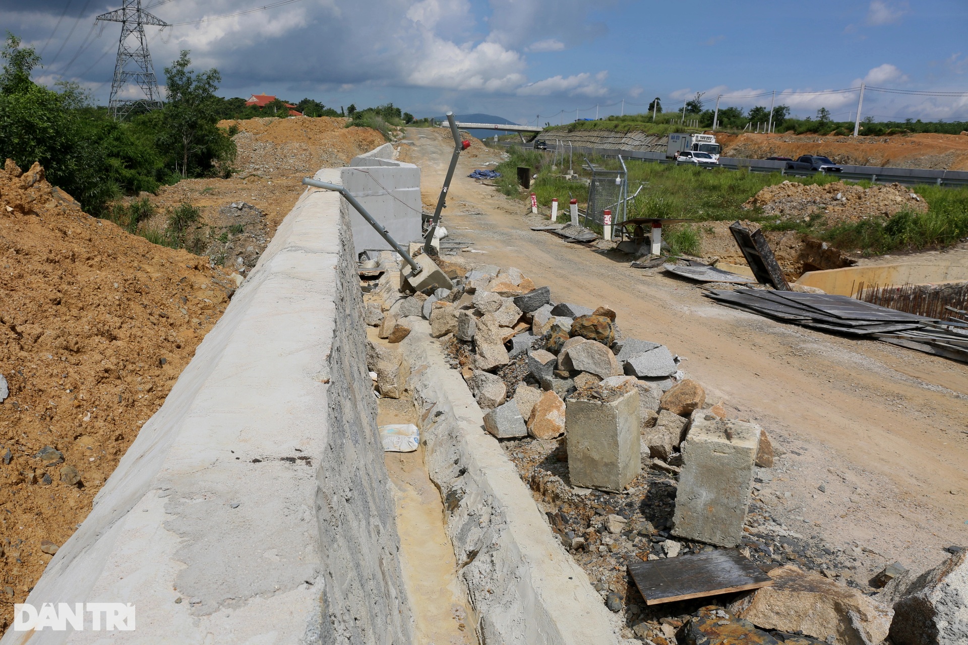 Xây hai bức tường, hồ điều tiết chống ngập cao tốc Phan Thiết - Dầu Giây - 10 Xây hai bức tường, hồ điều tiết chống ngập cao tốc Phan Thiết - Dầu Giây - 10