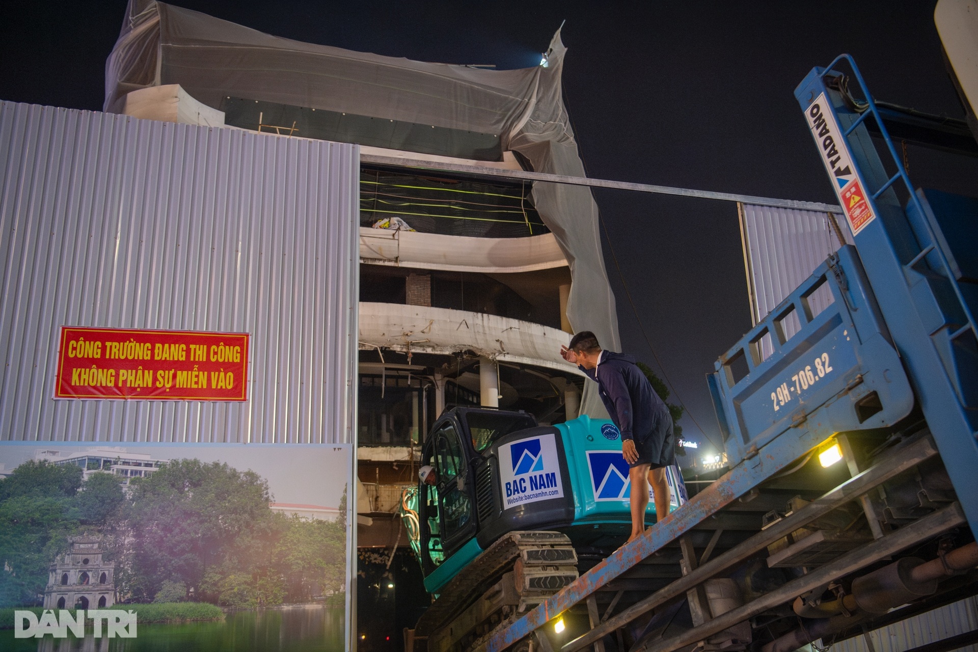 Nhiều máy cẩu tập kết trong đêm để chuẩn bị phá dỡ toà Hàm cá mập - 11 Nhiều máy cẩu tập kết trong đêm để chuẩn bị phá dỡ toà Hàm cá mập - 11