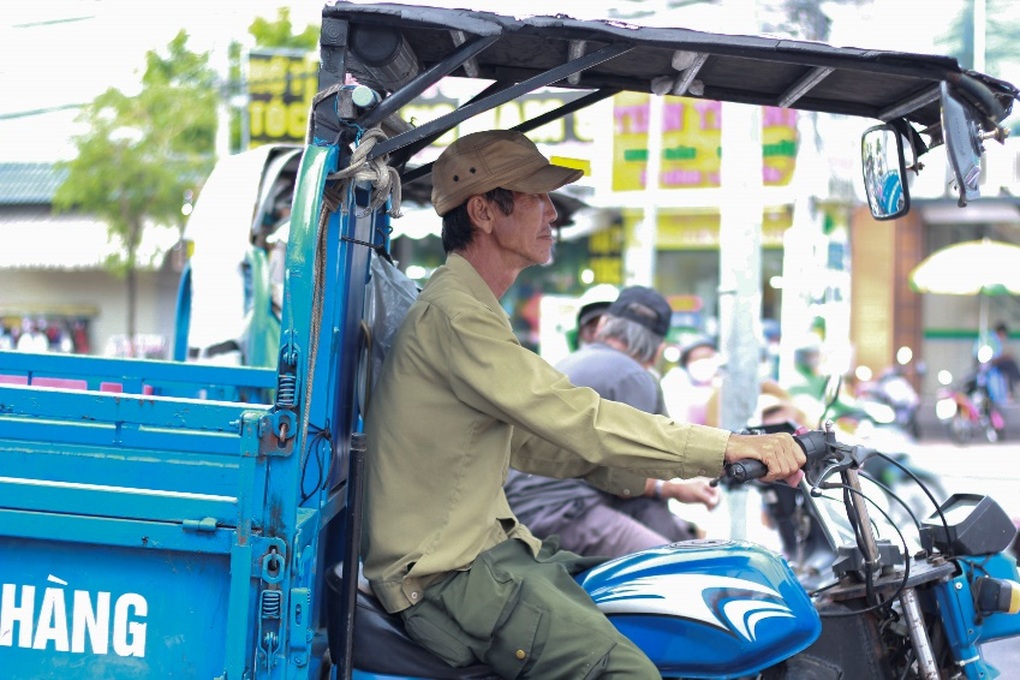 Từng kiếm chục triệu đồng/tháng, tài xế ba gác giờ… vừa ngồi vừa câu cá - 1 Từng kiếm chục triệu đồng/tháng, tài xế ba gác giờ… vừa ngồi vừa câu cá - 1