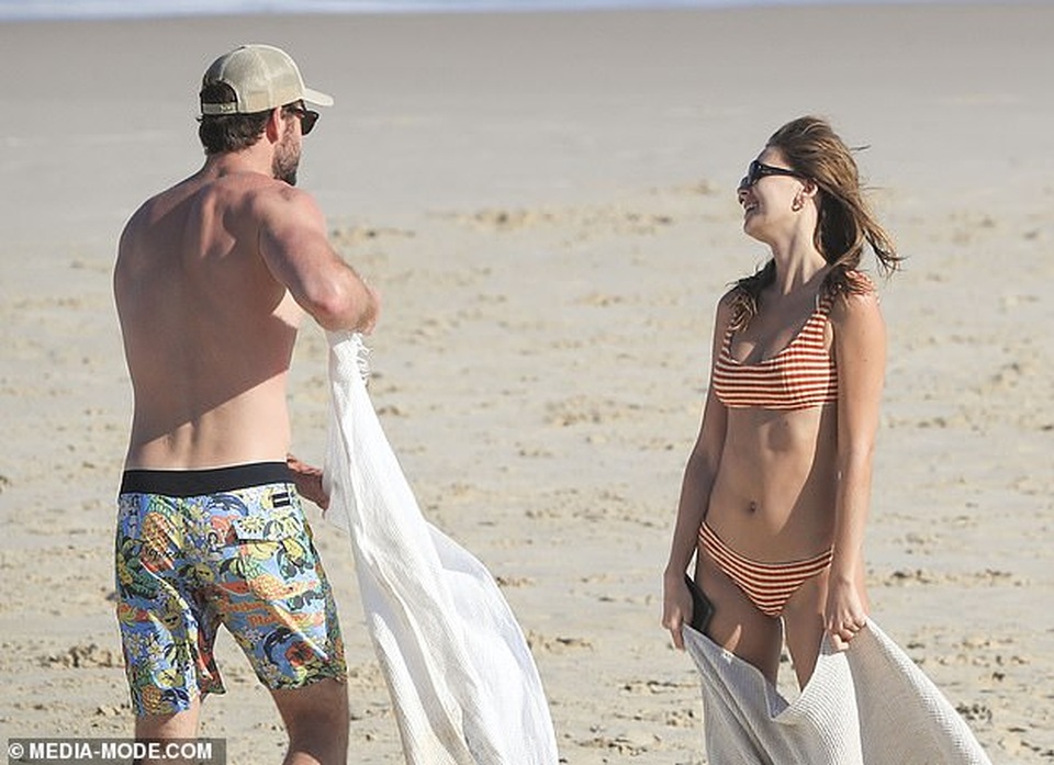 Liam Hemsworth tình tứ hôn bạn gái mới - 2 Liam Hemsworth tình tứ hôn bạn gái mới - 2