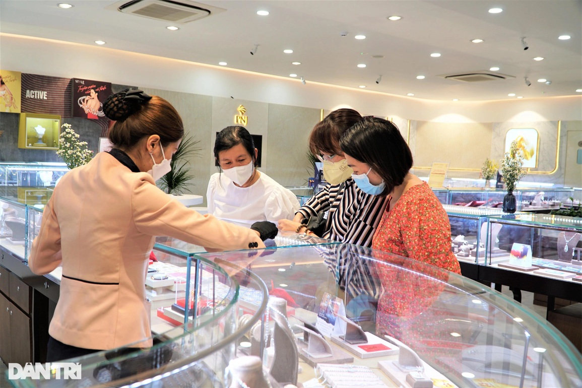 Người Cần Thơ tranh thủ mua vàng sớm trước ngày vía Thần Tài - 1 Người Cần Thơ tranh thủ mua vàng sớm trước ngày vía Thần Tài - 1