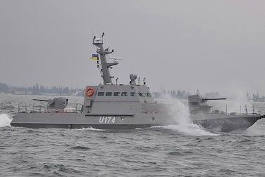 Tàu chiến Ukraine dọa nổ súng vào tàu Nga, Moscow "khóa" một phần Biển Đen