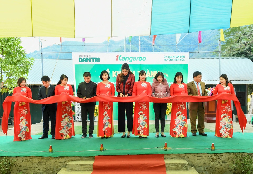 Khánh thành Phòng học Dân trí: Thầy trò hết cảnh vừa dạy, vừa lo lớp sập - 5 Khánh thành Phòng học Dân trí: Thầy trò hết cảnh vừa dạy, vừa lo lớp sập - 5