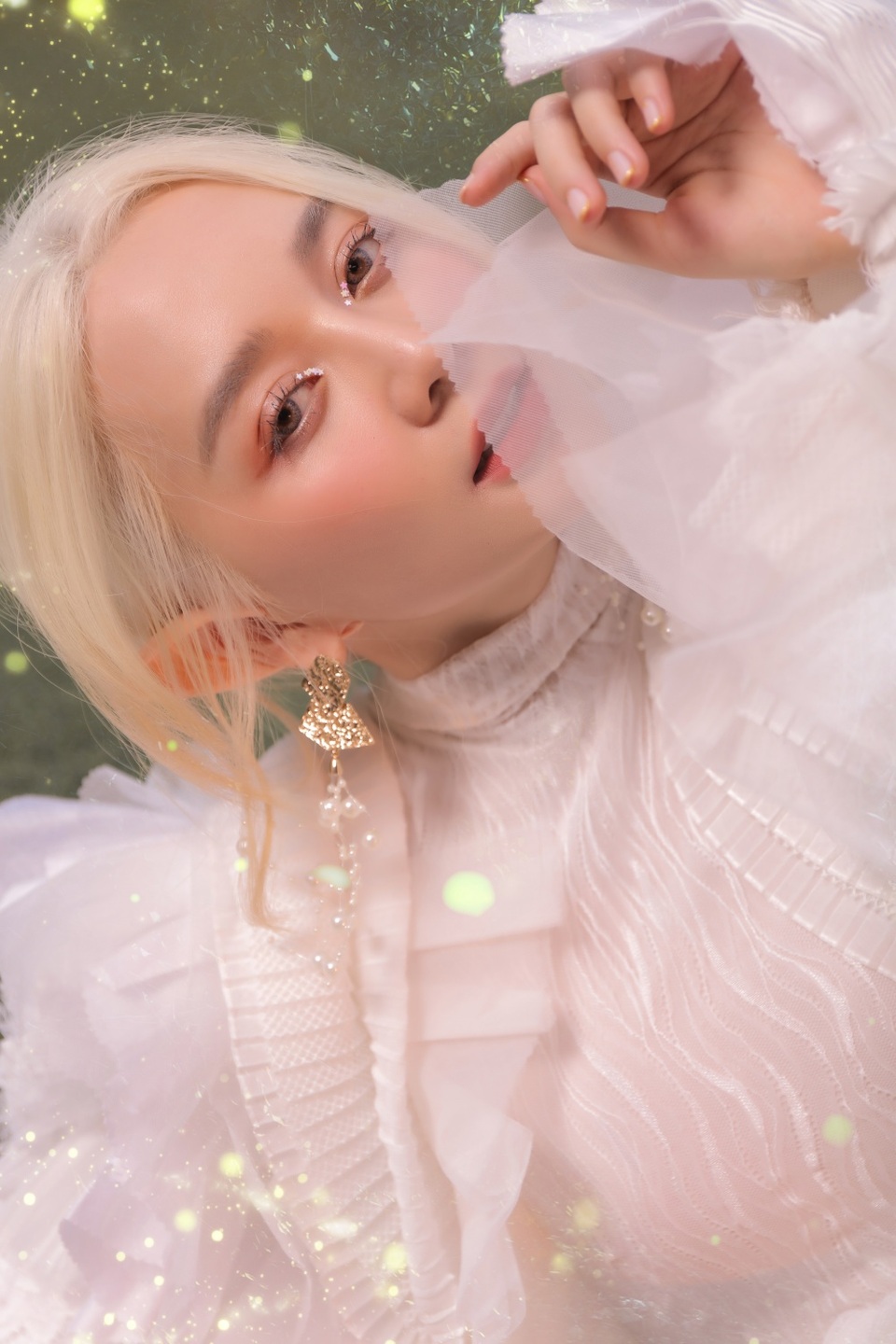 Thiều Bảo Trang gây bất ngờ với hình ảnh nàng tiên tộc tóc trắng - 1 Thiều Bảo Trang gây bất ngờ với hình ảnh nàng tiên tộc tóc trắng - 1