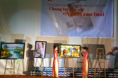 Trưng bày, bán tranh sơn dầu chung tay vì người cao tuổi