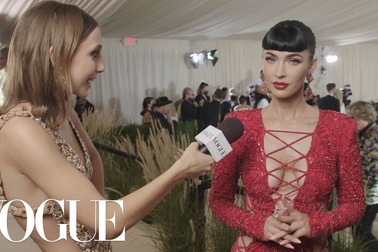 Megan Fox quyến rũ với váy đỏ