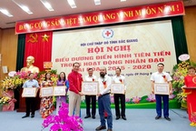 Hội Chữ thập đỏ Việt Nam tặng Bằng khen phóng viên Báo Dân trí