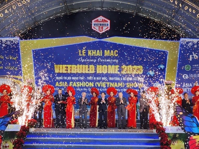 Ban tổ chức khai mạc triển lãm.