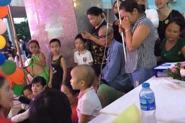 Hình ảnh bữa tiệc Trung thu của em bé ung thư khiến dân mạng rơi  nước mắt