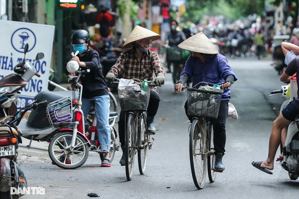 Hà Nội: Xử phạt hàng loạt trường hợp không đeo khẩu trang nơi công cộng - 15 Hà Nội: Xử phạt hàng loạt trường hợp không đeo khẩu trang nơi công cộng - 15