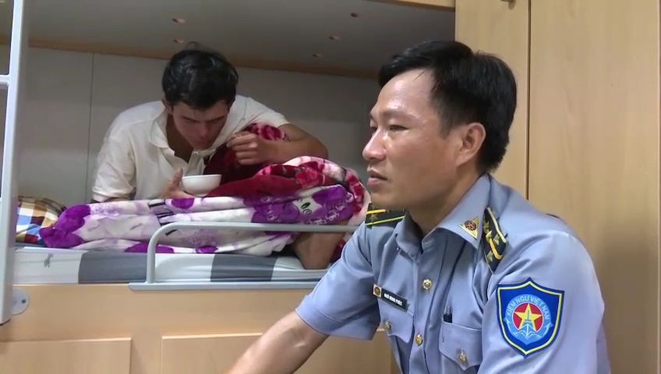 Vụ 26 ngư dân chìm tàu: Hình ảnh đầu tiên 3 ngư dân trở về từ cõi chết - 9 Vụ 26 ngư dân chìm tàu: Hình ảnh đầu tiên 3 ngư dân trở về từ cõi chết - 9
