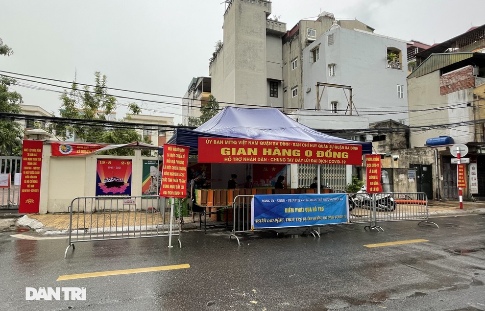 Lao động nghèo ở Hà Nội xếp hàng chờ nhận túi thực phẩm 0 đồng - 4 Lao động nghèo ở Hà Nội xếp hàng chờ nhận túi thực phẩm 0 đồng - 4