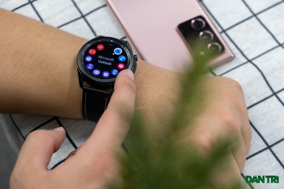Mở hộp Galaxy Watch 3, so sánh cùng đối thủ Apple Watch - 4 Mở hộp Galaxy Watch 3, so sánh cùng đối thủ Apple Watch - 4