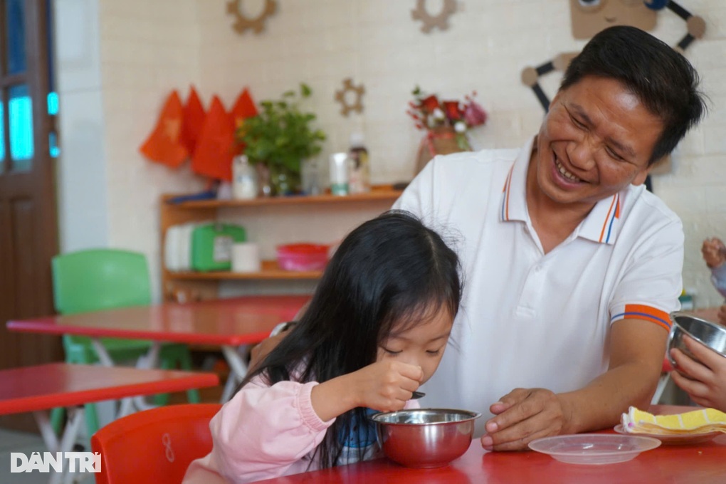 Thầy giáo quê lúa và 12 năm làm nghề cô nuôi dạy trẻ - 1 Thầy giáo quê lúa và 12 năm làm nghề cô nuôi dạy trẻ - 1