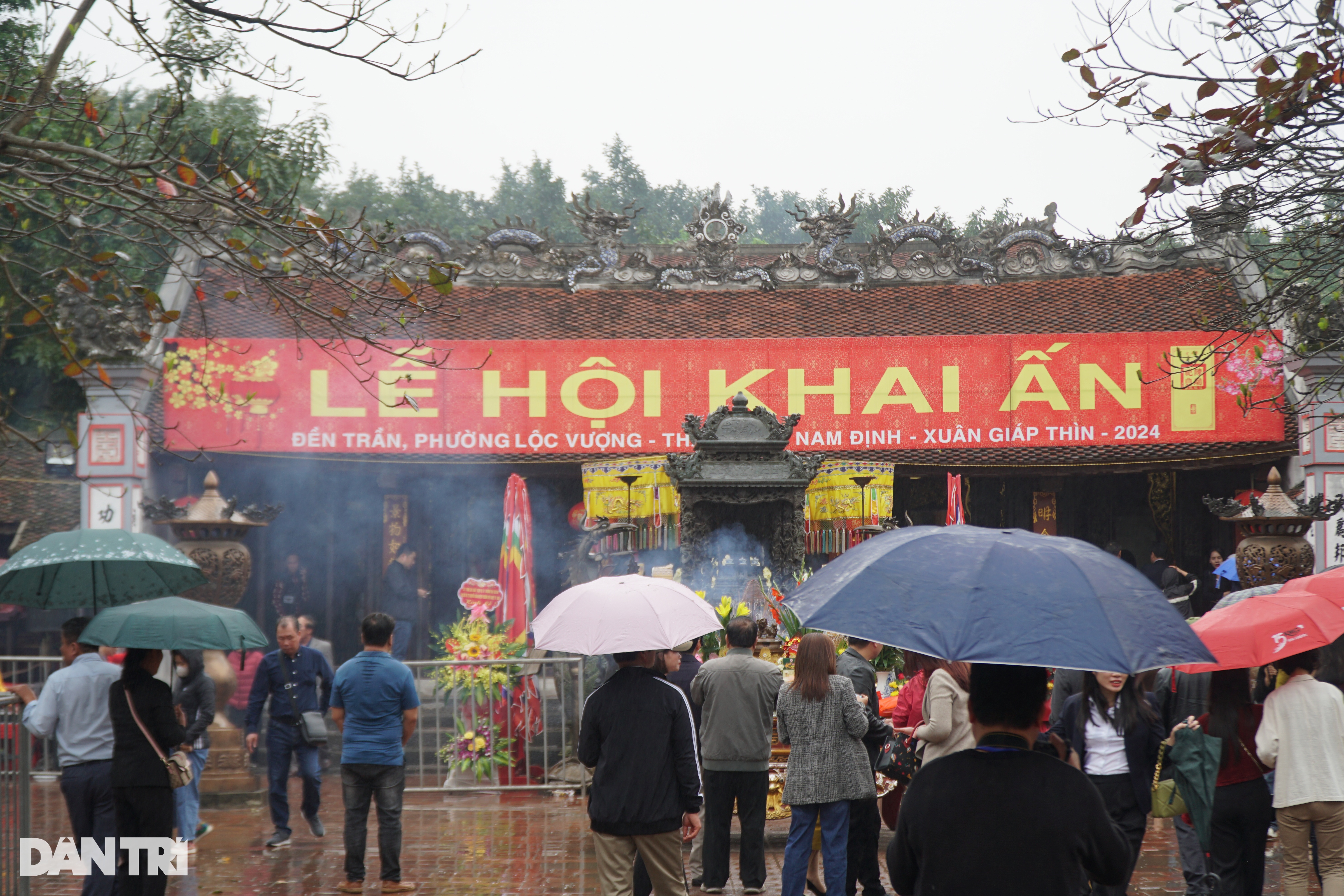 Người dân đội mưa sắp lễ, dâng hương trước giờ khai ấn đền Trần - 1
