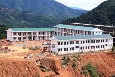 Tăng ca, tăng tiền công, đẩy nhanh tiến độ trường nội trú liên cấp