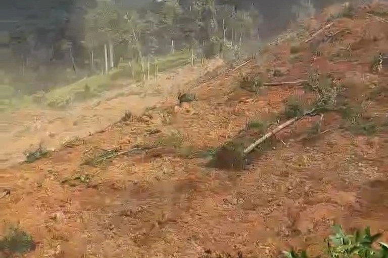 Vụ quả đồi đổ ập giữa trời nắng: Chưa liên lạc được 3 người dân