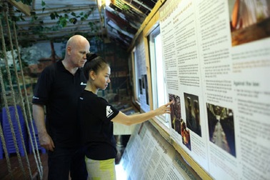 Ca sĩ Thu Minh bật khóc khi chứng kiến gấu bị hành hạ