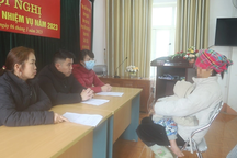 Xử phạt người mẹ ép 2 con đi bán hàng rong ở Sa Pa