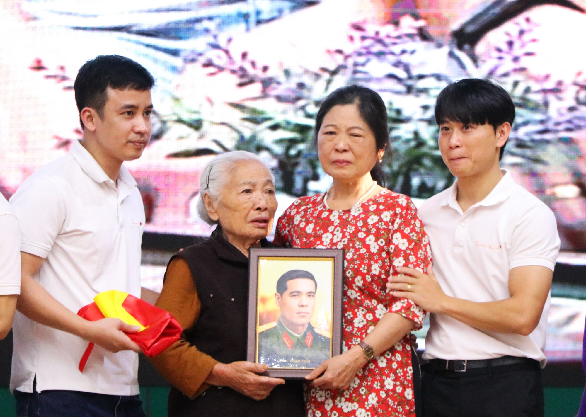 Những cuộc đoàn tụ đặc biệt ngày Tết qua các bức ảnh - 11 Những cuộc đoàn tụ đặc biệt ngày Tết qua các bức ảnh - 11