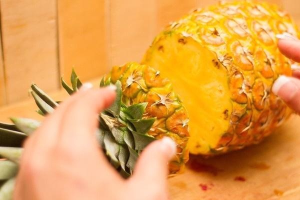 Mách bạn mẹo gọt dứa nhanh gọn, đẹp mắt - 1