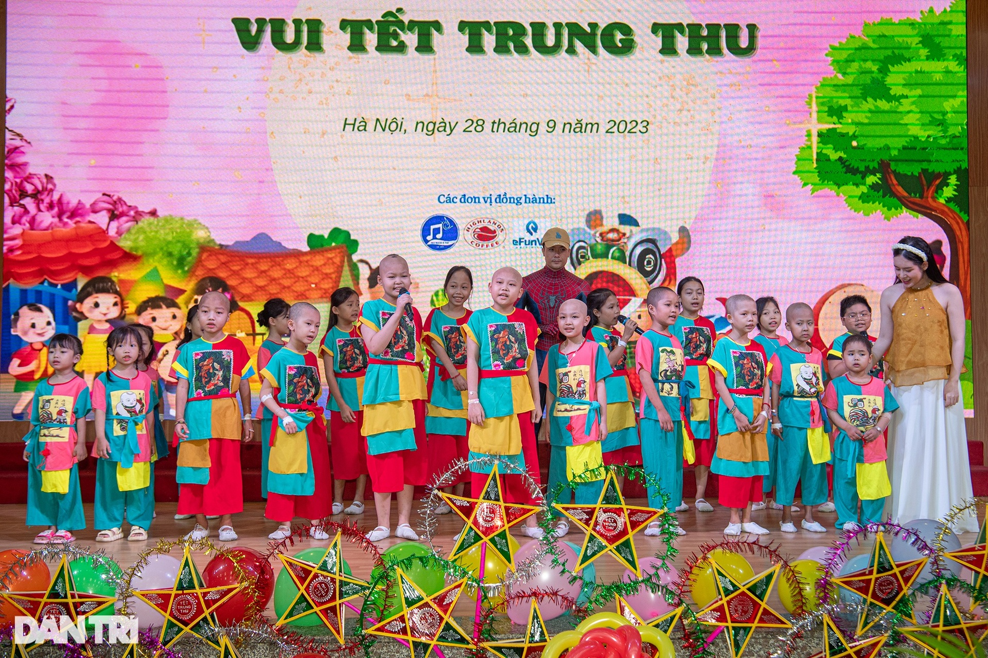 Thủ tướng, 2 Bộ trưởng phá cỗ Trung thu cùng bệnh nhi - 4