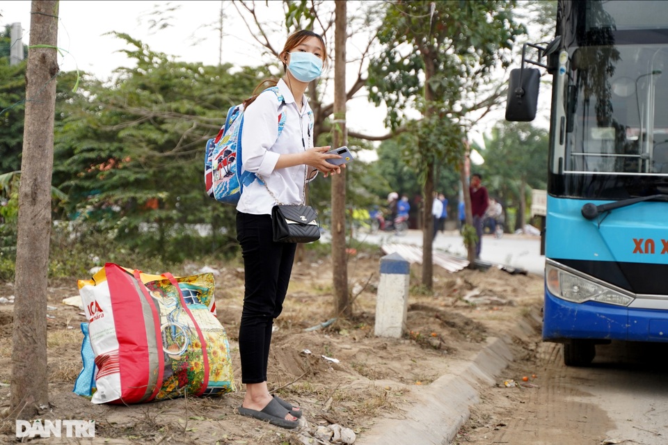 Nhiều người dân tỏ ra ngỡ ngàng khi bị chặn tại chốt cách ly ở Mê Linh - 11 Nhiều người dân tỏ ra ngỡ ngàng khi bị chặn tại chốt cách ly ở Mê Linh - 11