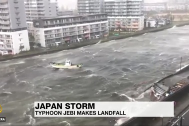 Siêu bão tàn phá Nhật Bản, sân bay ngập trong biển nước