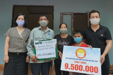 Trao quà bạn đọc Dân trí giúp đỡ tới gia đình bé Tuấn Tài