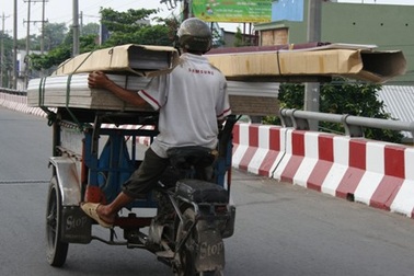 Xe ba gác vẫn tung hoành trên phố cấm 
