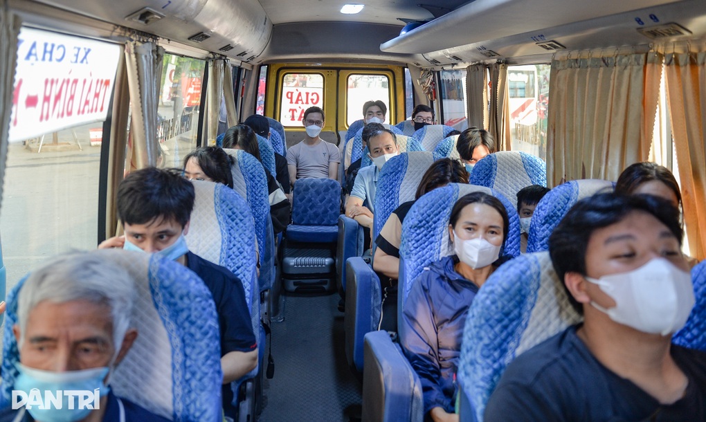 Người dân ùn ùn rời Hà Nội, bến xe chật kín người - 8 Người dân ùn ùn rời Hà Nội, bến xe chật kín người - 8