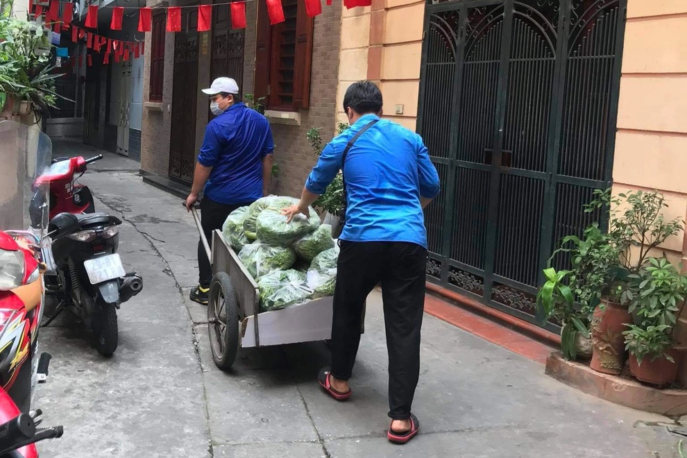 Đội hình shipper xanh đi chợ giúp người dân trong khu vực phong tỏa - 5 Đội hình shipper xanh đi chợ giúp người dân trong khu vực phong tỏa - 5