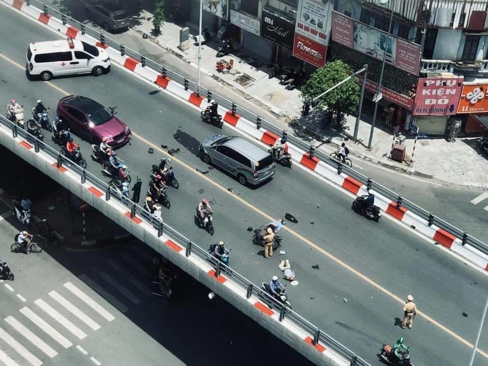 Va chạm liên hoàn với 2 ô tô trên cầu vượt, 2 người bị thương - 1 Va chạm liên hoàn với 2 ô tô trên cầu vượt, 2 người bị thương - 1