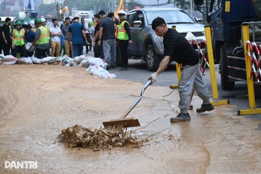 Hiện trường bùn đất phun trào trên phố Cát Linh khi đào ngầm metro Hà Nội