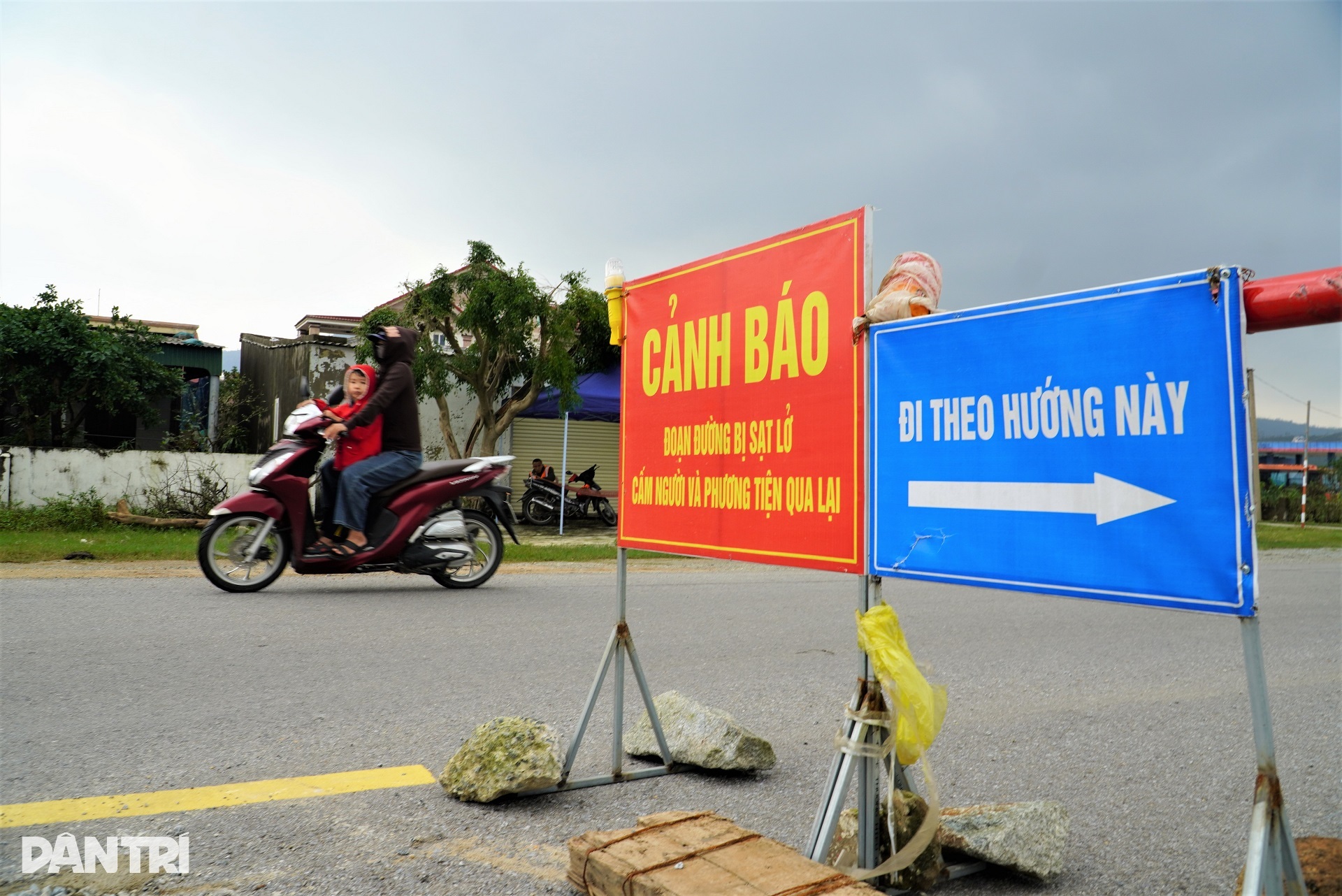 Hàng nghìn m3 đất đá đổ ập xuống, đường 2.000 tỷ đồng tê liệt nhiều ngày - 11 Hàng nghìn m3 đất đá đổ ập xuống, đường 2.000 tỷ đồng tê liệt nhiều ngày - 11