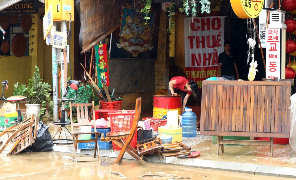 Người Hội An tất tả dọn dẹp sau trận lụt lớn - 14 Người Hội An tất tả dọn dẹp sau trận lụt lớn - 14