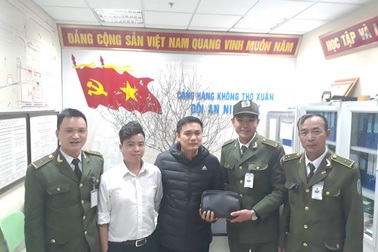 Nhân viên hàng không trả hàng trăm triệu đồng cho hành khách bỏ quên