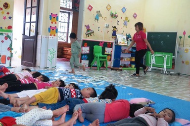 Vụ bé 4 tuổi bị buộc dây: “Mong dư luận có cái nhìn vị tha, chia sẻ với giáo viên!”