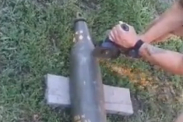 Binh sĩ Ukraine cưa đạn chùm Mỹ để chế bom cho UAV