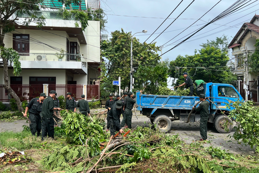 Cảnh sát cơ động, CSGT khắc phục hậu quả sau bão Noru - 1 Cảnh sát cơ động, CSGT khắc phục hậu quả sau bão Noru - 1