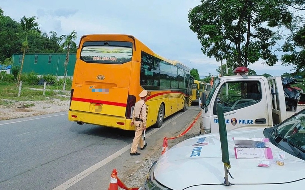 Người dân tố 2 xe khách chở quá 23 người, CSGT xử phạt 140 triệu đồng - 1 Người dân tố 2 xe khách chở quá 23 người, CSGT xử phạt 140 triệu đồng - 1