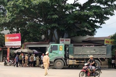 Xe tải tông xe máy, 2 phụ nữ tử vong, 2 trẻ nhỏ bị thương