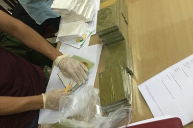 "Nữ quái" vận chuyển 30 bánh heroin bị tóm gọn