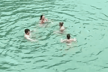 Nhóm khách Tây tắm sông ở Hà Giang khi nhiệt độ hạ hơn 10 độ C