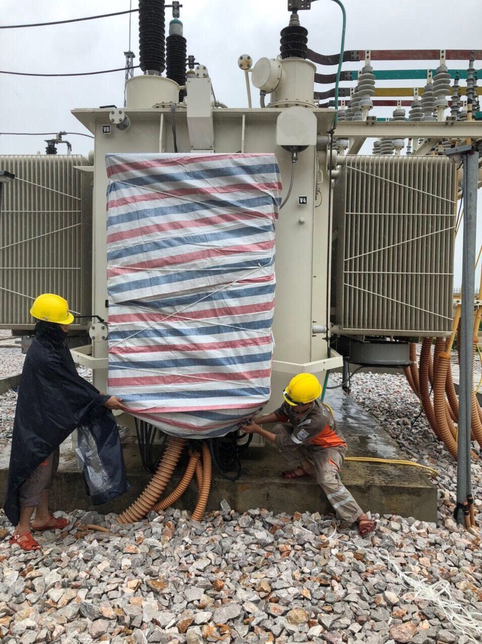 EVNNPC: Hướng dẫn sử dụng điện bằng nhiều biện pháp, đảm bảo an toàn cho các hộ dân - 3