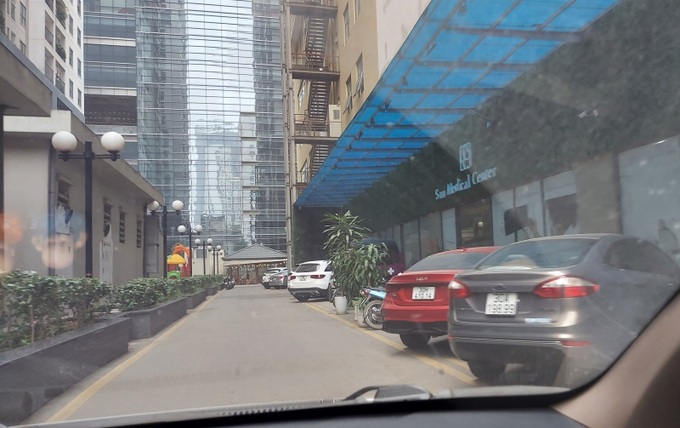 Đường nội bộ, hành lang thoát hiểm, PCCC phía sau tòa nhà Times Tower số 35 Lê Văn Lương bị biến thành bãi trông giữ xe, quán cafe.