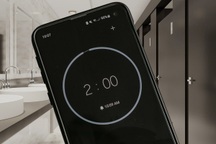 Công ty yêu cầu nhân viên đi vệ sinh theo khung giờ, không được quá 2 phút