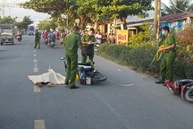 Sau va chạm với xe máy, nữ công nhân ngã xuống đường, bị ô tô cán tử vong