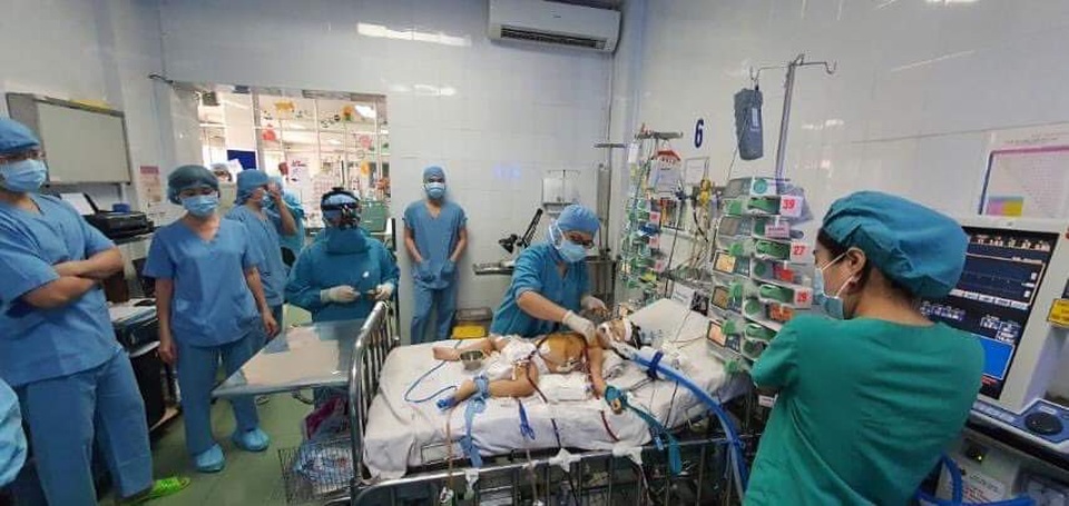 Chẻ xương ức, đặt ECMO cứu bệnh nhi đã “cầm chắc cái chết” - 1 Chẻ xương ức, đặt ECMO cứu bệnh nhi đã “cầm chắc cái chết” - 1